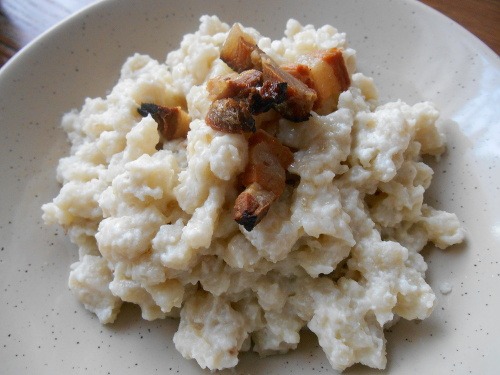 Bryndzové halušky sú tradičným slovenským jedlom spestrujúcim náš každodenný stôl