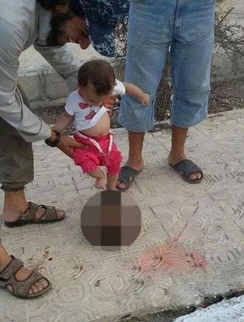 Dieťa kope do odseknutej hlavy nepriateľského vojaka