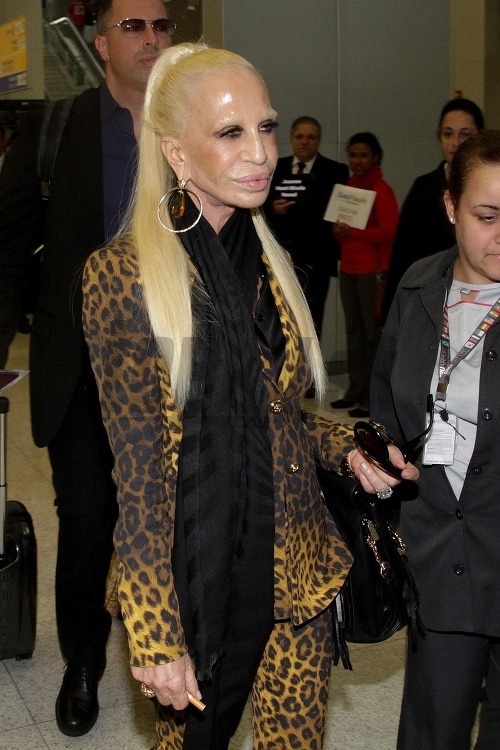 Preplastikovaná Donatella Versace sa strápnila totálne mastnou pleťou a rozmazaným mejkapom.