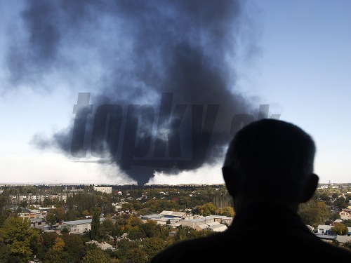 Muž sleduje dym stúpajúci z doneckého letiska.