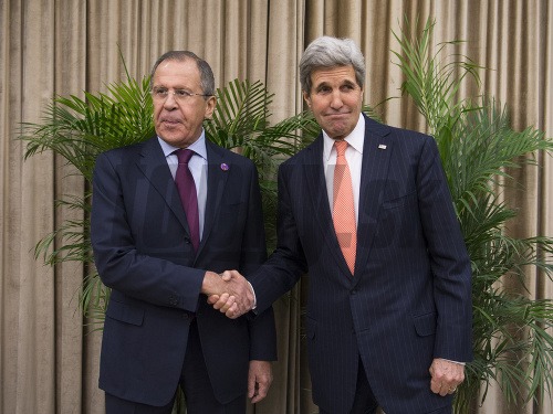 Sergej Lavrov a John Kerry (vpravo)
