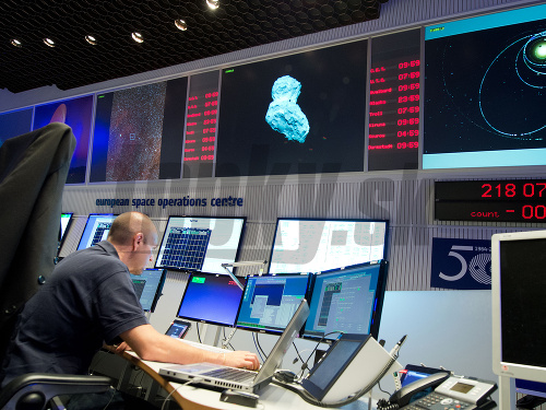 Expert z Európskej kozmickej agentúry sleduje v kontrolnom centre kozmickú sondu Rosetta.
