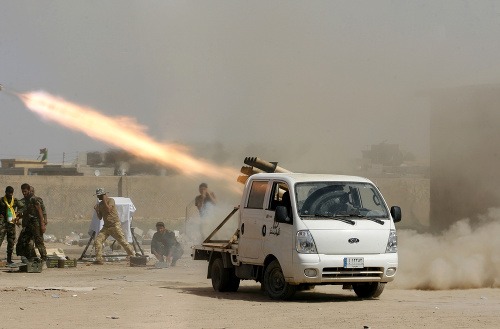 Iracké bezpečnostné sily vypaľujú rakety na pozície Islamského štátu.