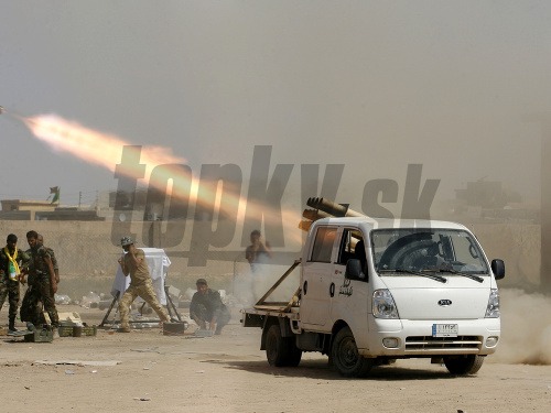 Iracké bezpečnostné sily vypaľujú rakety na pozície Islamského štátu.