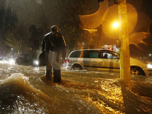 Najmenej päť ľudí prišlo už o život v Taliansku, ktoré stále sužujú extrémy počasia