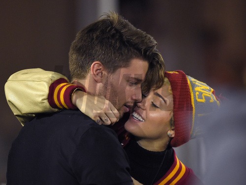 Miley Cyrus randí so synom Arnolda Schwarzeneggera