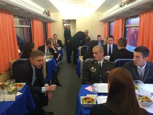 Premiér dnes obedoval so študentami vo vlakovom vozni