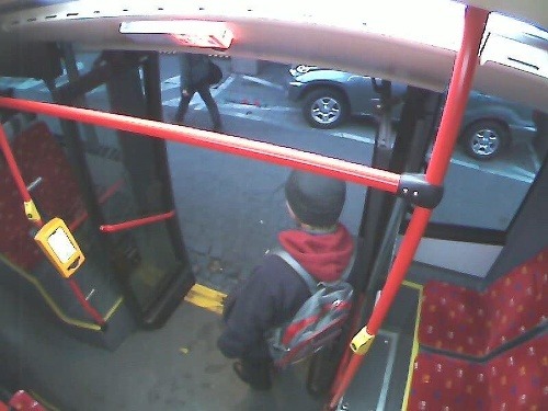 Polícia hľadá tohto muža, ktorý v trolejbuse napadol cestujúcu