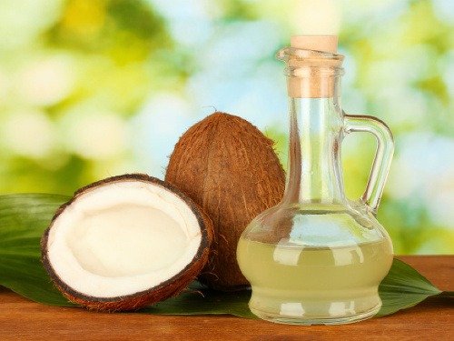 Denná konzumácia kokosového oleja podporí zdravie, pomôže schudnúť, dodá energiu a hydratuje pleť či odstráni lupiny