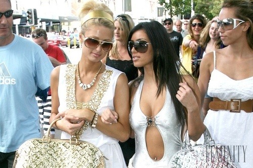 Fejky v rukách Paris Hilton a Kim Kardashian
