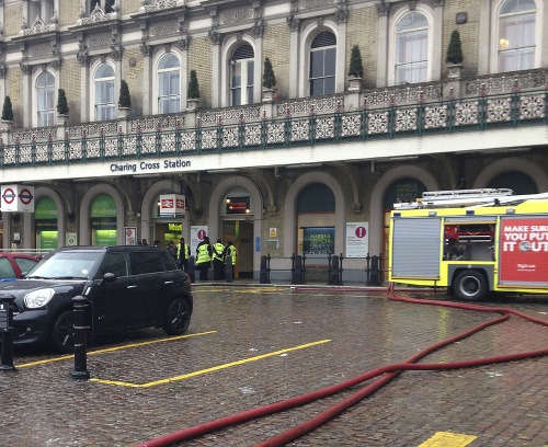 Londýnsku stanicu Charing Cross museli evakuovať.
