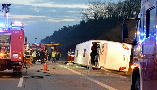 V Nemecku havaroval poľský autobus, jedenásť osôb sa zranilo.