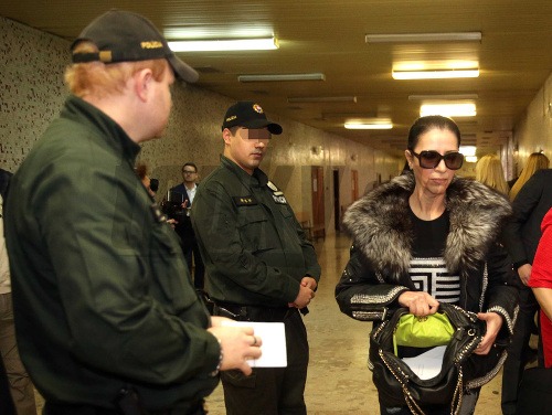 Nora Mojsejová prišla na súd v sprievode polície. 