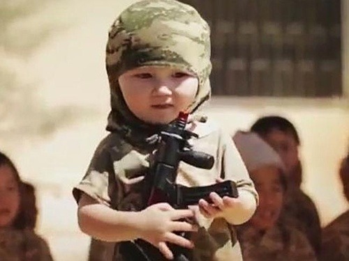 Kazašské deti sa stali hlavnými hrdinami propagačného videa Islamského štátu.