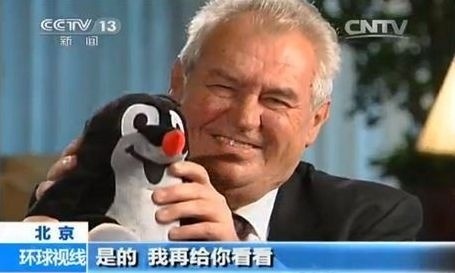 Prezident Miloš Zeman navštívil Čínu, pri tej príležitosti sa prezentoval obľúbeným Krtečkom.
