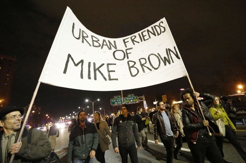 Ulice Fergusonu, ale aj celej USA sa zaplnili demonštrantmi.