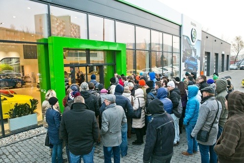 Ani chladné počasie neodradilo ľudí od niekoľkohodinového čakania