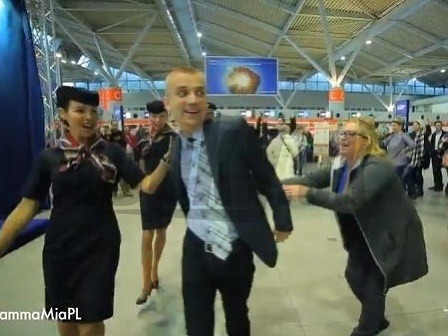 Flashmob na varšavskom letisku