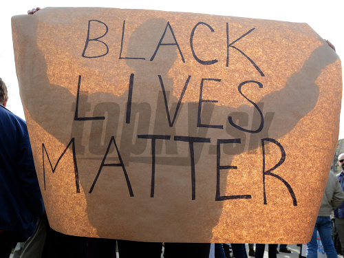 Masové protesty kvôli trom mŕtvym černochom, ktorý zahynuli po zásahu polície, zachvátili celú Ameriku.