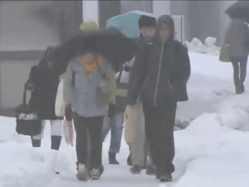 Japonsko pokryla vrstva snehu