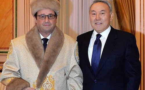 Francois Hollande v kazašskom rúchu.