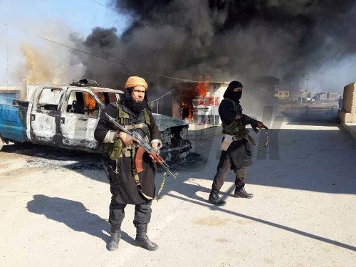Islamský štát v Iraku popravil 12 príslušníkov šíitskych milícií.