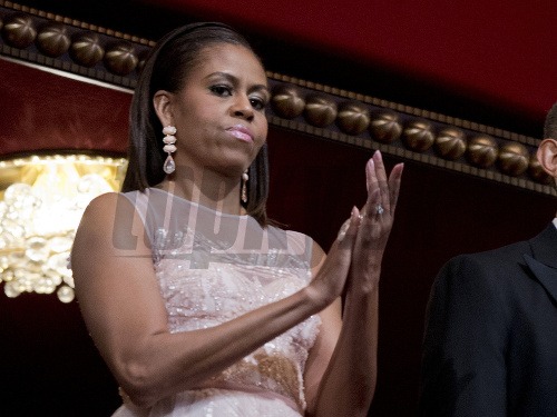 Michelle Obamová nemala svoj deň. Vlasy mala akési ulízané, ramená mohutné a ani usmievať sa jej veľmi nechcelo. 
