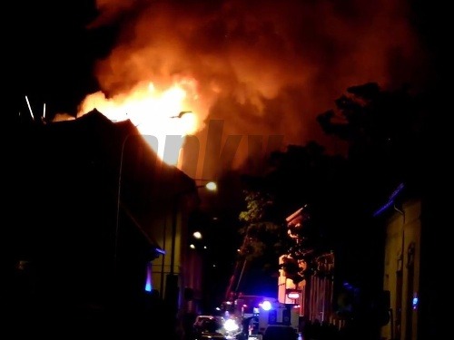 Veľký požiar strechy obytného domu na Jesenského ulici v Košiciach