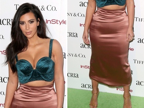 Kim Kardashian sa napchala do outfitu, ktorý jej príliš nesedel. 