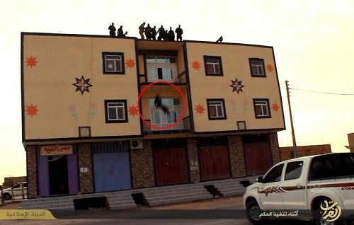 Extrémisti Islamského štátu zhodili mladíka zo strechy len za to, že bol gej.