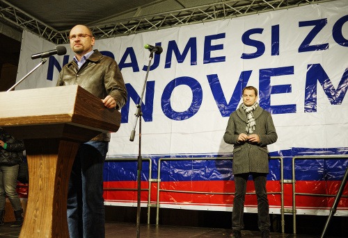 Richard Sulík počas protestu v Košiciach, v pozadí Igor Matovič