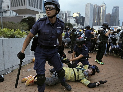 Zásahy policajtov proti protestom v Hongkongu
