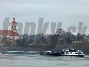 Nákladné plavidlo Trias uviazlo na Dunaji pri obci Mužľa, neďaleko Štúrova