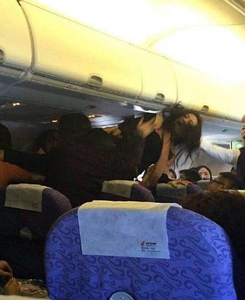 Chan Juan Sung sa na palube lietadla riadne rozzúrila.
