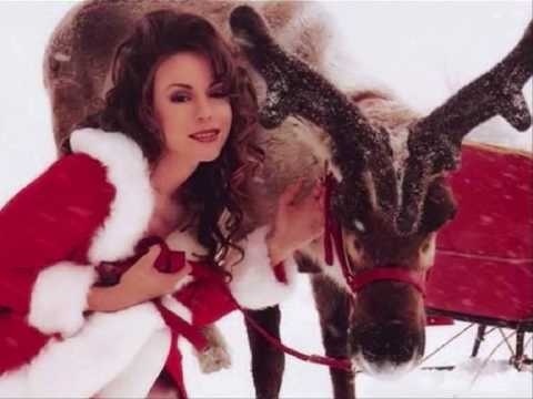 Mariah Carey v klipe k typickej vianočnej piesni All I Want For Christmas Is You.