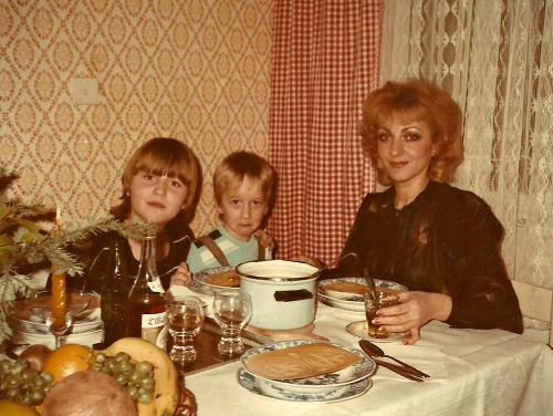 Ľuboš Blaha (v strede) pri vianočnej večeri s mamou a sestrou. Podáva sa šošovicová polievka.