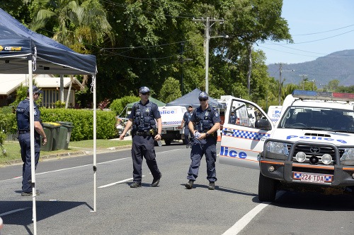 Policajti pred domov, kde našli mŕtvoly detí