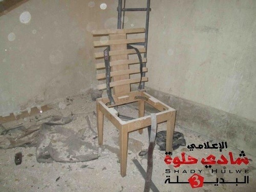 Na stoličke vidno pásy. Tými si mali pomáhať islamisti pri mučení svojich obetí.