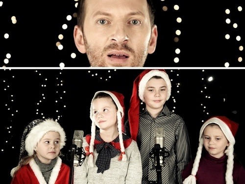 Miro Jaroš s deťmi v novom klipe Vločka. Pozornému divákovi neunikne, že mikrofónom chýbajú káble.