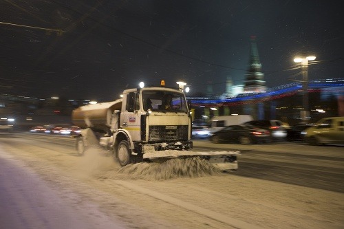 Cestári majú so snehom plné ruky práce. 