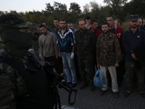 Ukrajinský dôstojník sa prihovára zajatcom neďaleko Donecku