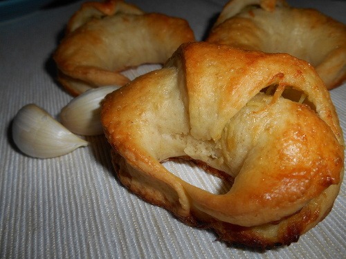 Cesnakové rožky sú voňavou dobrotou, z ktorej omladnete