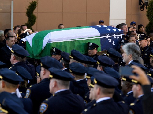 Na pohreb zastreleného newyorského policajta prišli tisíce ľudí