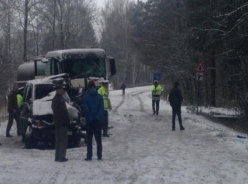 Ráno zomreli pri dopravnej nehode v Česku dvaja policajti