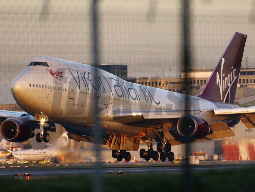 Boeing Virgin Atlantic pristál po probléme s podvozkom núdzovo v Londýne
