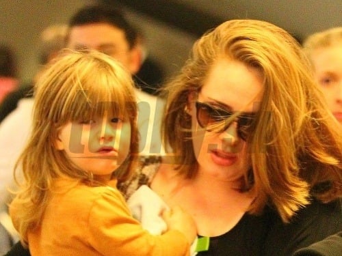 Adele so synom Angelom majú podobné nielen črty tváre, ale aj účes. 