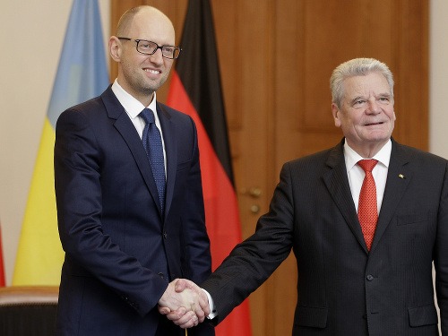 Arsenij Jaceňuk (vľavo) a nemecký prezident Joachim Gauck