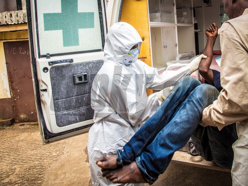 Vo Freetowne nakladajú pacienta nakazeného ebolou do sanitky