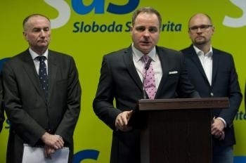 Richard Sulík (vpravo) predstavil na tlačovej konferencii nové posily do poslaneckého klubu Juraja Drobu (uprostred) a Eugena Jurzycu (vľavo).