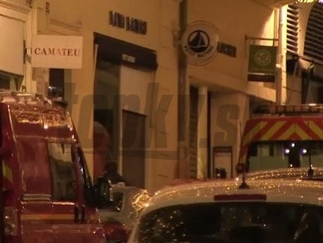 Ozbrojenec v piatok prepadol klenotníctve v juhofrancúzskom meste Montpellier a zajal tam dvoch rukojemníkov, sa v noci na dnes vzdal